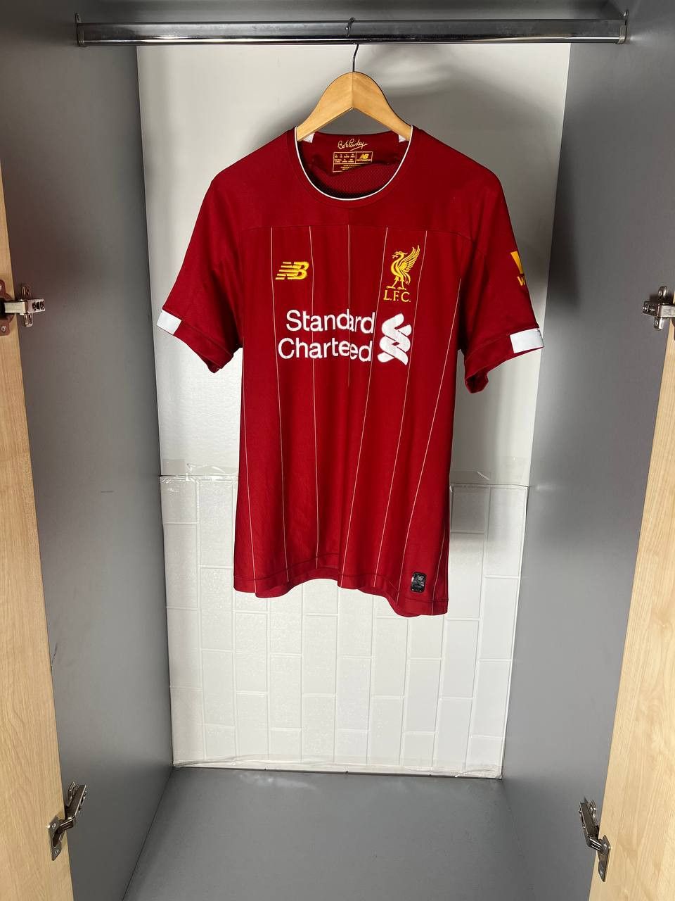 New Balance VINTAGE NEW BALANCE FC LIVERPOOL ENGLAND SOCCER JERSEY RETRO Size US L / EU 52-54 / 3 - 5 Thumbnail
