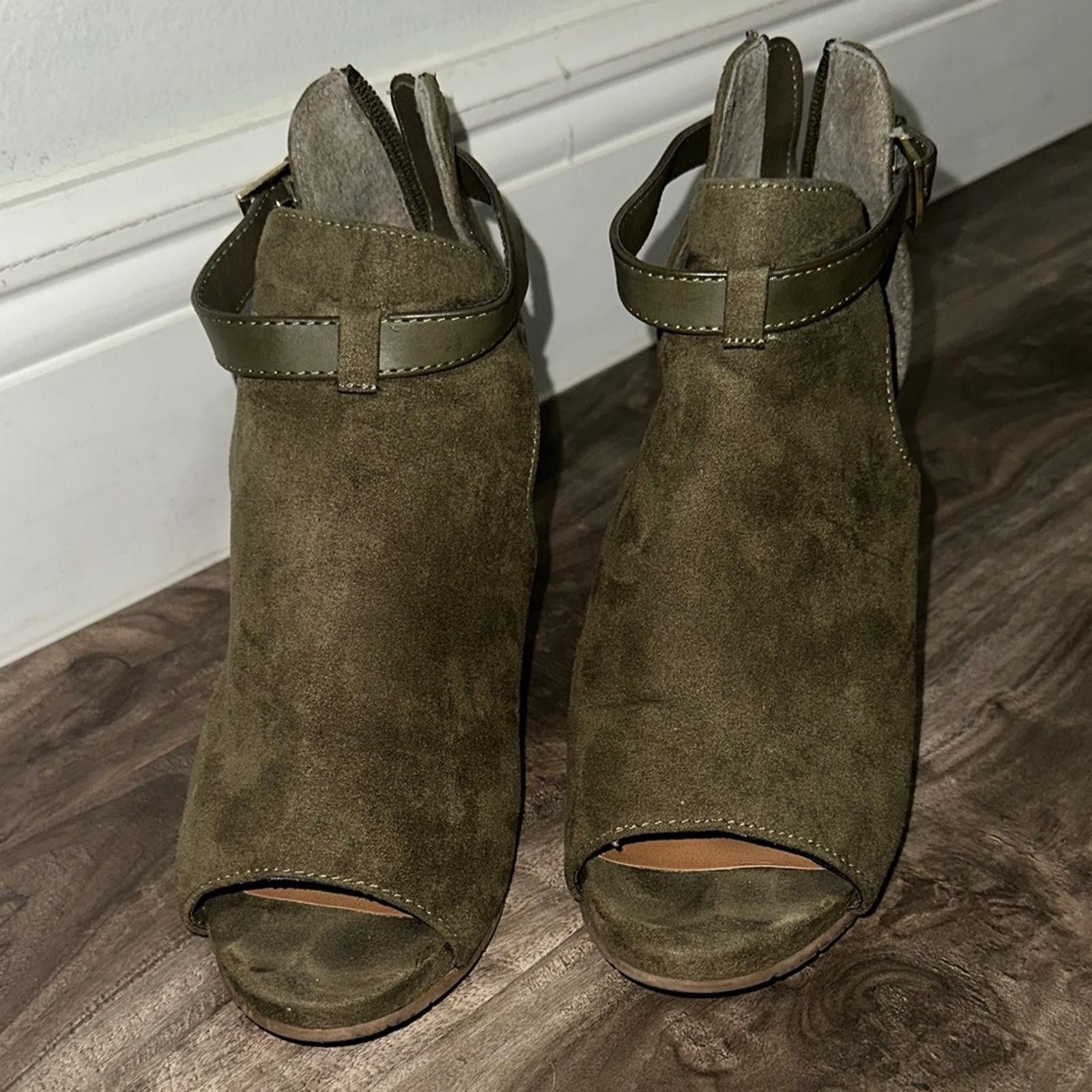 Designer Reaction Kenneth Cole Olive Suede Heeled Boots Size US 7 / IT 37 - 1 Thumbnail