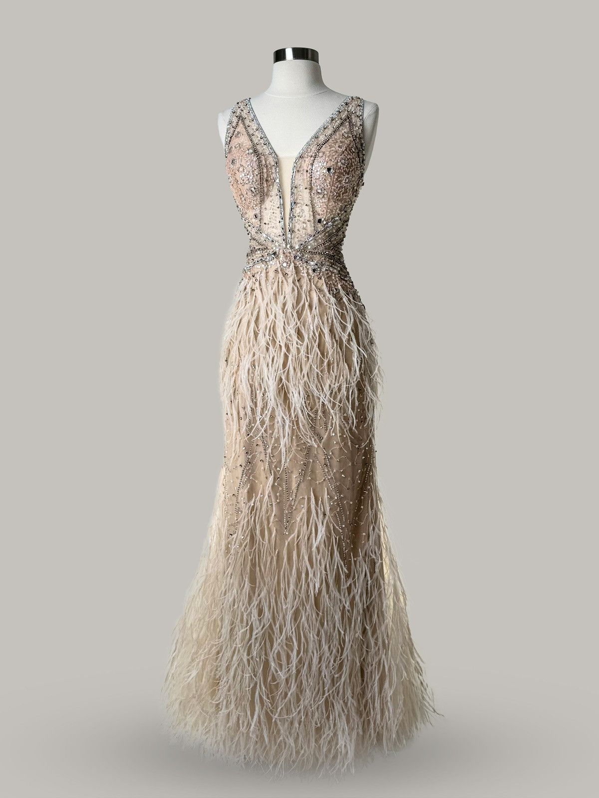 Other Brand New US 10 Jovani Maxi Feather Evening Gown Size L / US 10 / IT 46 - 1 Thumbnail