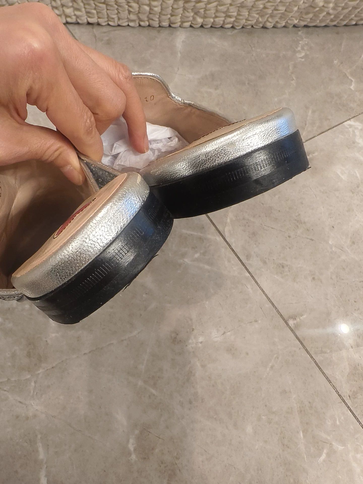 Gucci Gucci Authentic Silver Sequin Slippers 39 (Fits 38) Like new Size US 8.5 / IT 38.5 - 7 Thumbnail