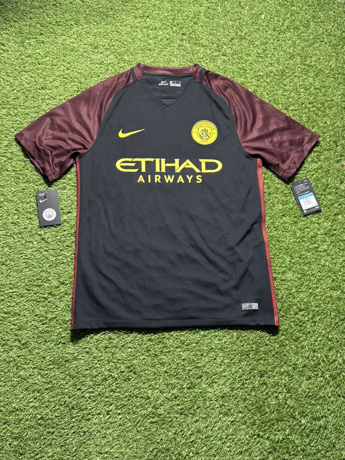 Nike Manchester City 16/17 Away Jersey Sergio Agüero Men’s Size M Size US M / EU 48-50 / 2 - 1 Thumbnail