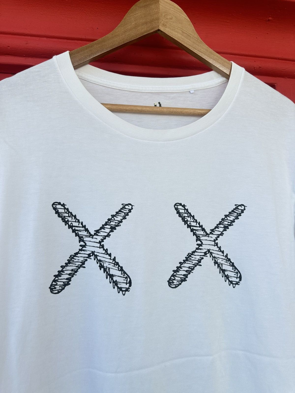 Kaws × Uniqlo Kaws X Uniqlo Tee Size US XL / EU 56 / 4 - 4 Thumbnail