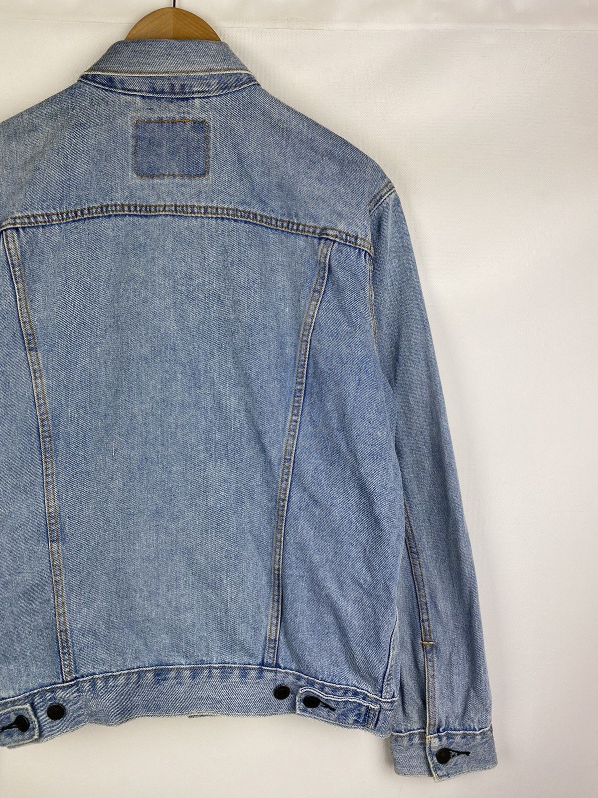 Levi's Levi’s men’s denim trucker jacket size L light blue Size US L / EU 52-54 / 3 - 15 Thumbnail