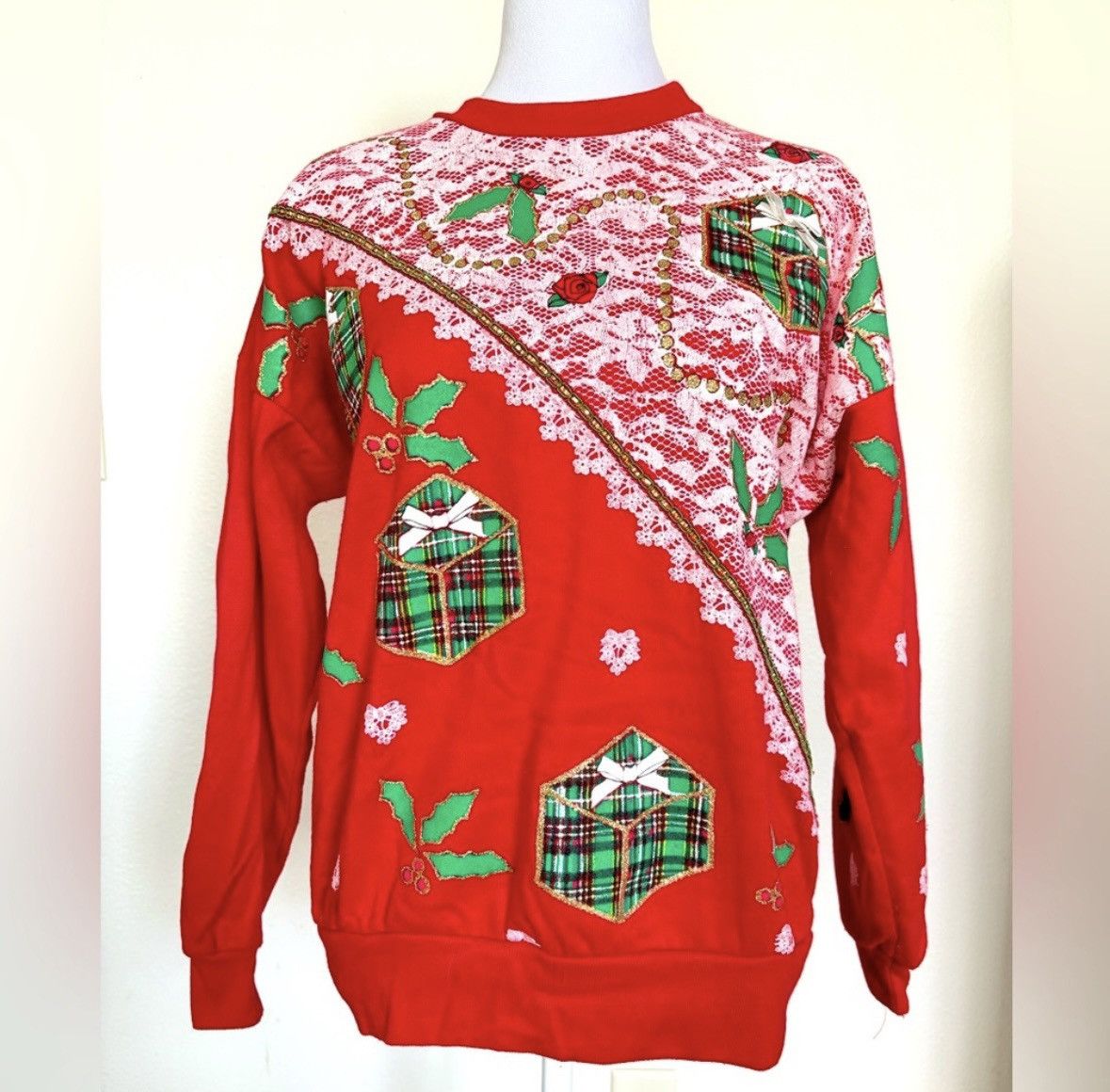 Vintage Vintage Red Presents Ugly Christmas Pullover Sweatshirt Size S / US 4 / IT 40 - 1 Thumbnail
