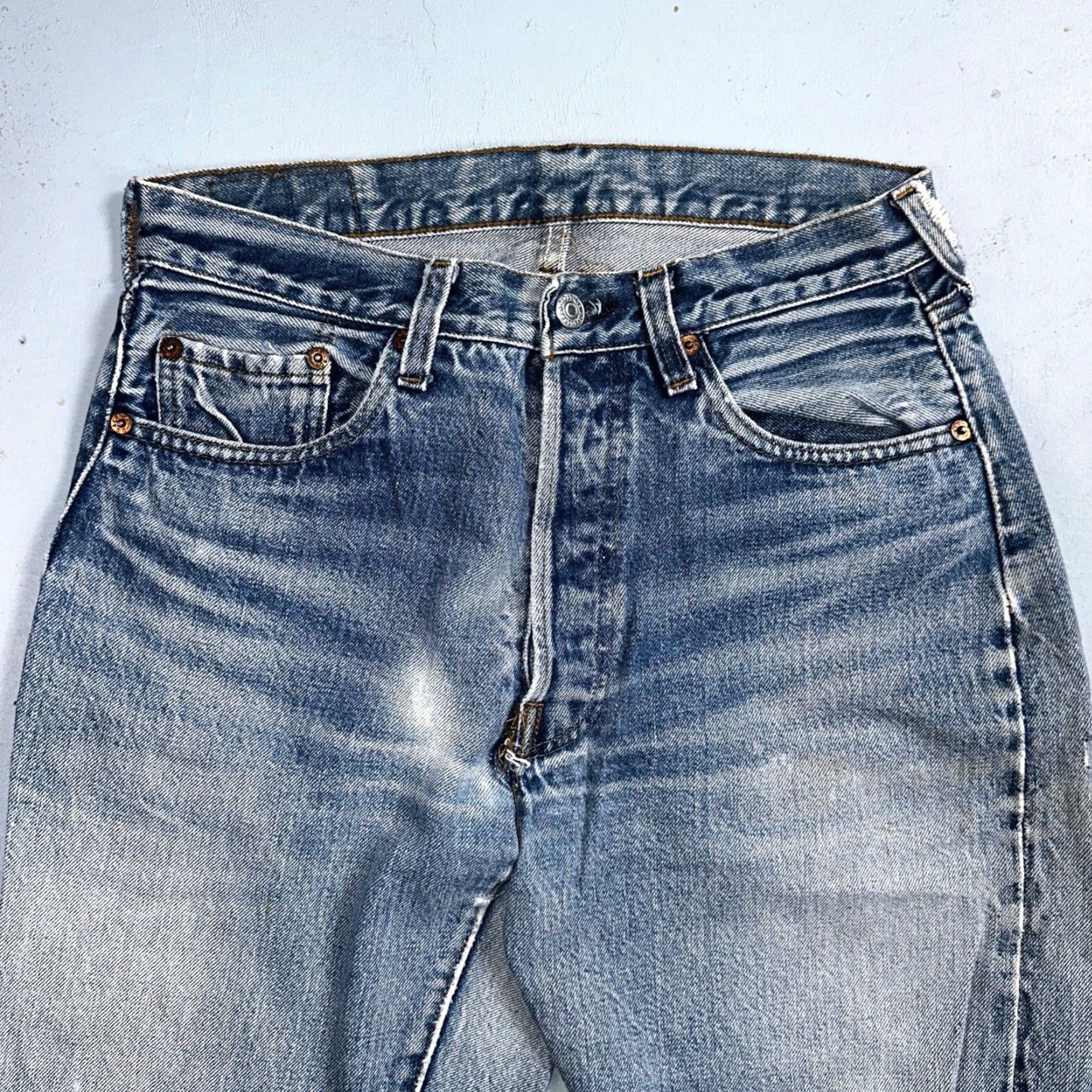 Levi's VINTAGE Levi's 501 XX Jeans Light Wash Redline Selvedge 80s Mid Rise 28x32 Distressed USA Mens Size US 28 / EU 44 - 2 Thumbnail