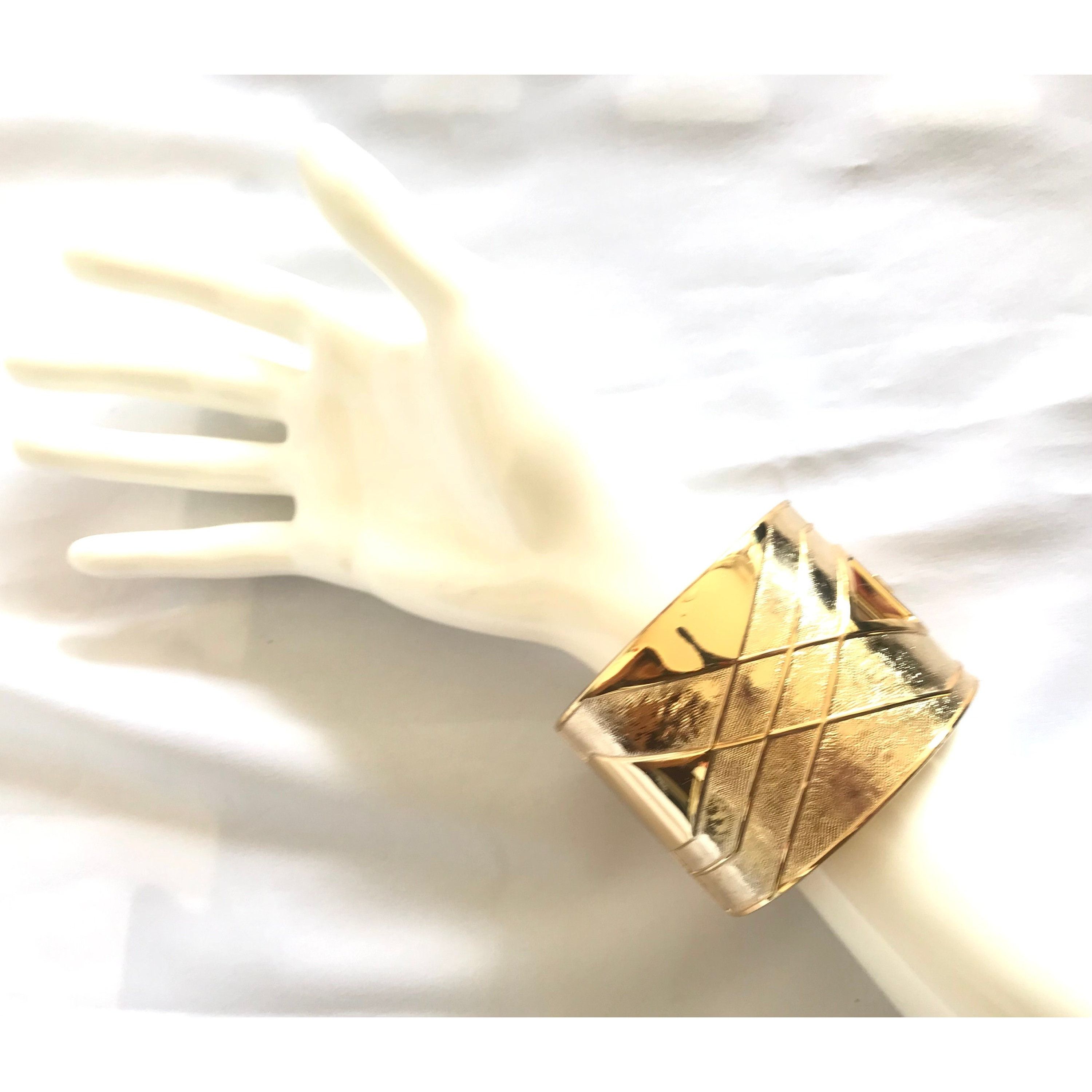 Lanvin Vintage Lanvin golden large bangle with geometric design Size ONE SIZE - 8 Thumbnail