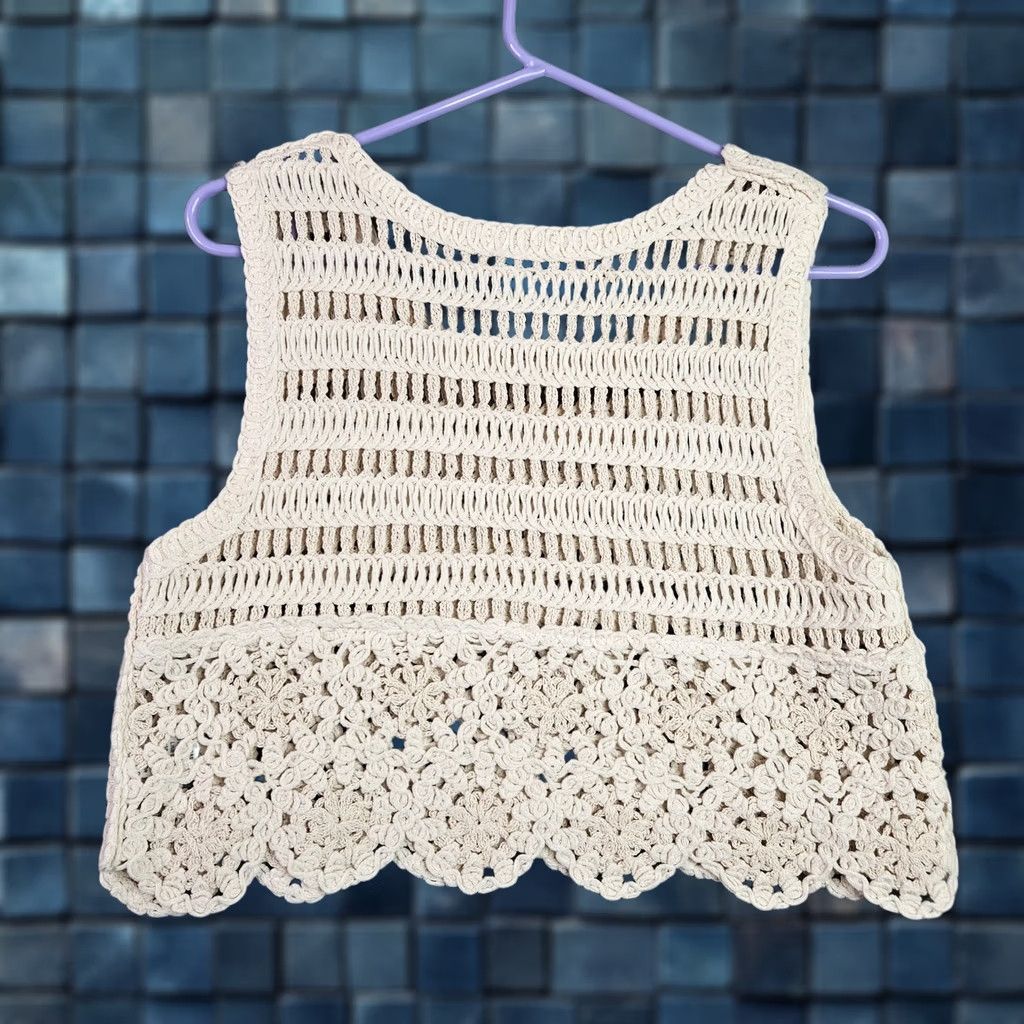 Vintage VICI Women's Ivory Cropped Crochet Pattern Tank Top Size Small Shirt Womens Beige Cotton Blend Short Sleeve Knitted Casual 90s? Size S / US 4 / IT 40 - 1 Thumbnail