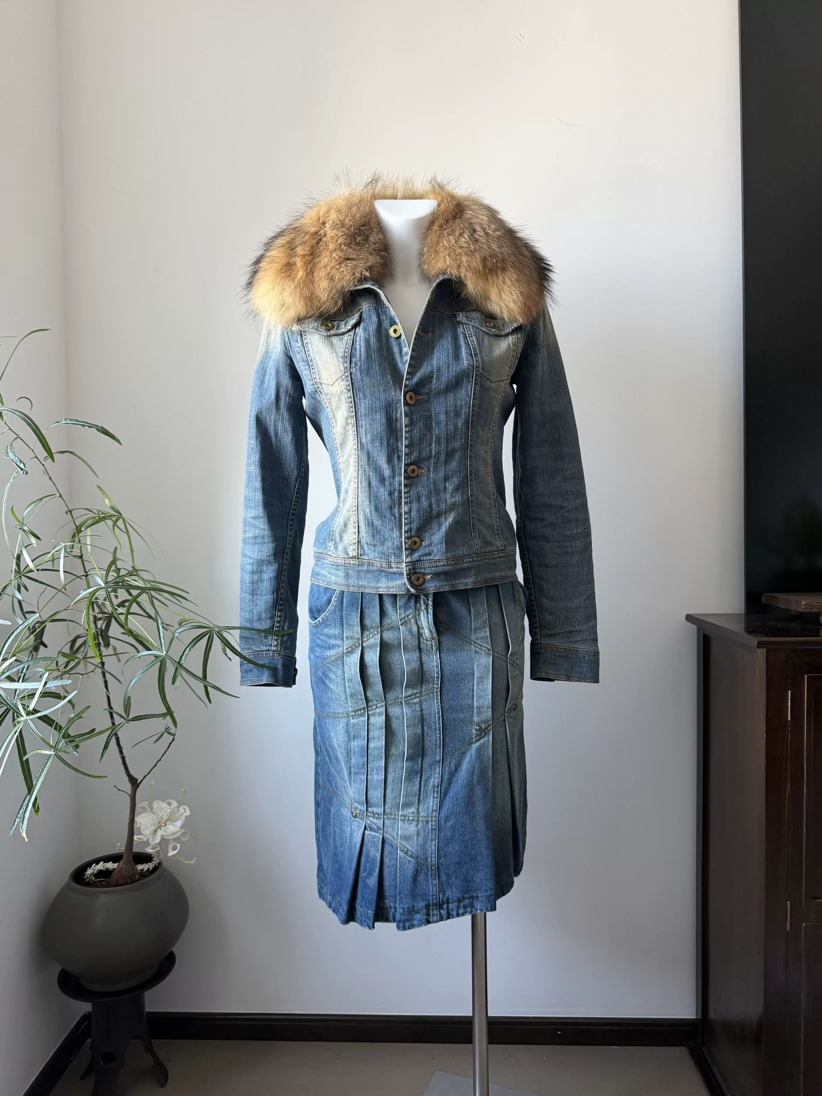 Dolce & Gabbana D&G Denim Jacket with Fur Collar Size M / US 6-8 / IT 42-44 - 1 Thumbnail