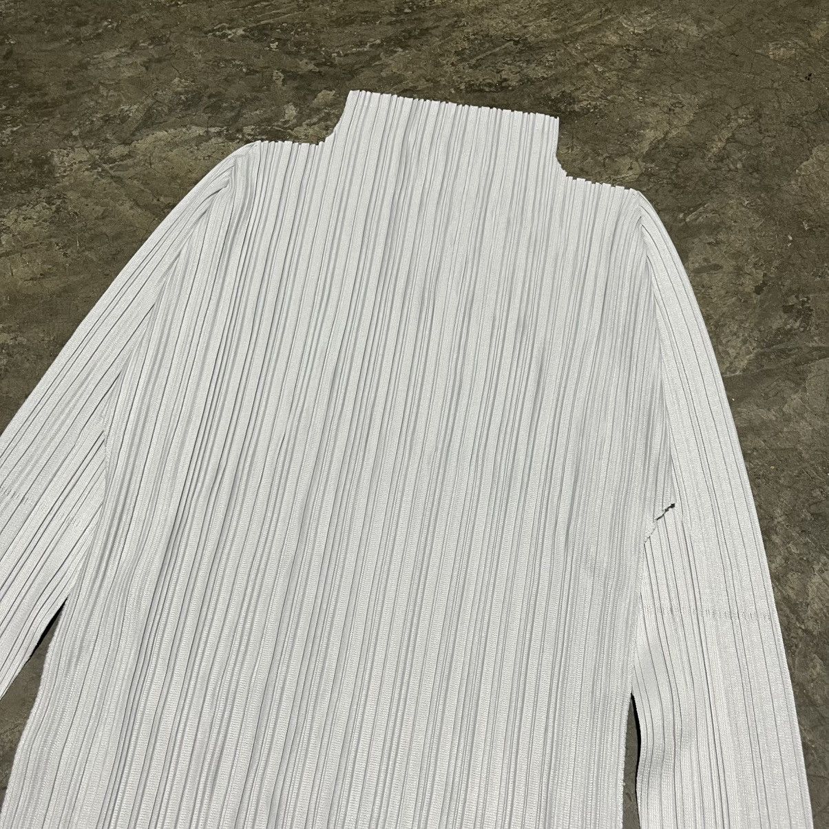 Homme Plisse Issey Miyake × Issey Miyake × Pleats Please Issey Miyake ISSEY MIYAKE SOFT PLEATS LONG SLEEVED TOP IN GREY Size ONE SIZE - 8 Thumbnail