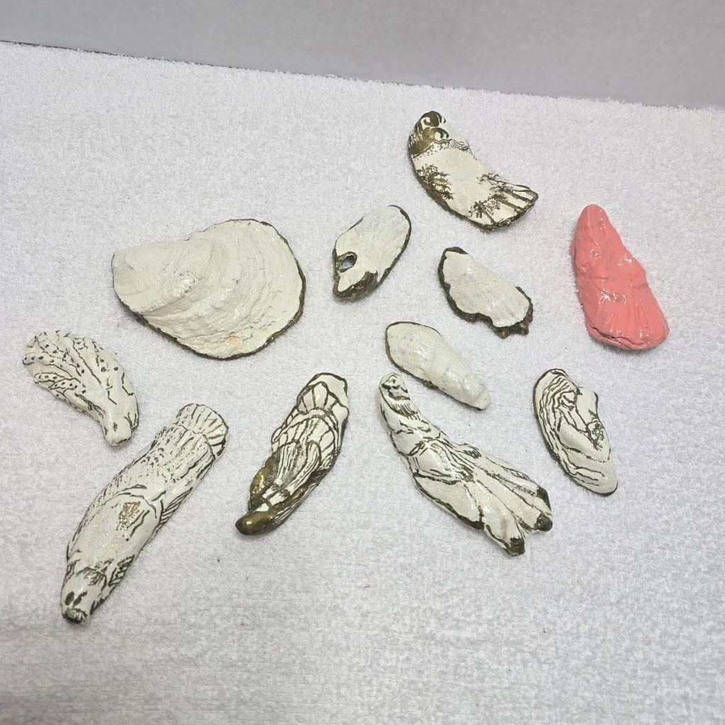 The Unbranded Brand Unbranded Decor Oyster Shells One Size White Gold Size ONE SIZE - 1 Thumbnail