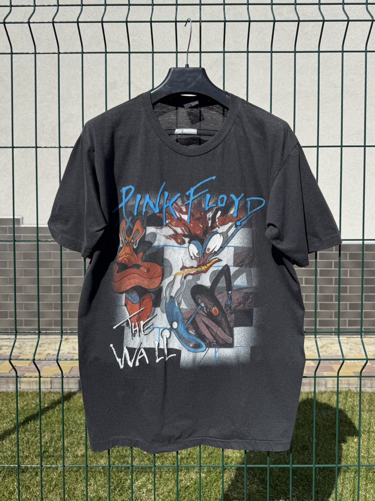 Band Tees Vintage 1995 Pink Floyd The Wall Single Stitching Tee Size US L / EU 52-54 / 3 - 1 Thumbnail