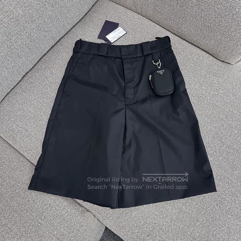 Prada Prada Huada tweed small bag logo Bermuda shorts Size 25" / US 0 / IT 36 - 1 Thumbnail