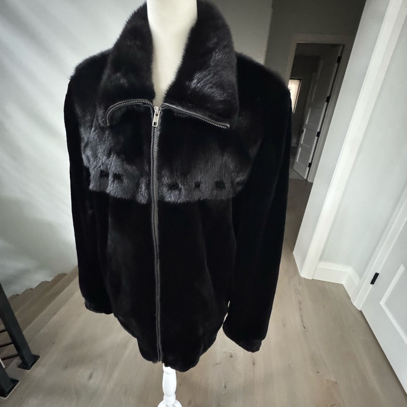Other Brand new Men’s Mink Fur Coat Jacket Winter Warm size L Size US L / EU 52-54 / 3 - 6 Thumbnail
