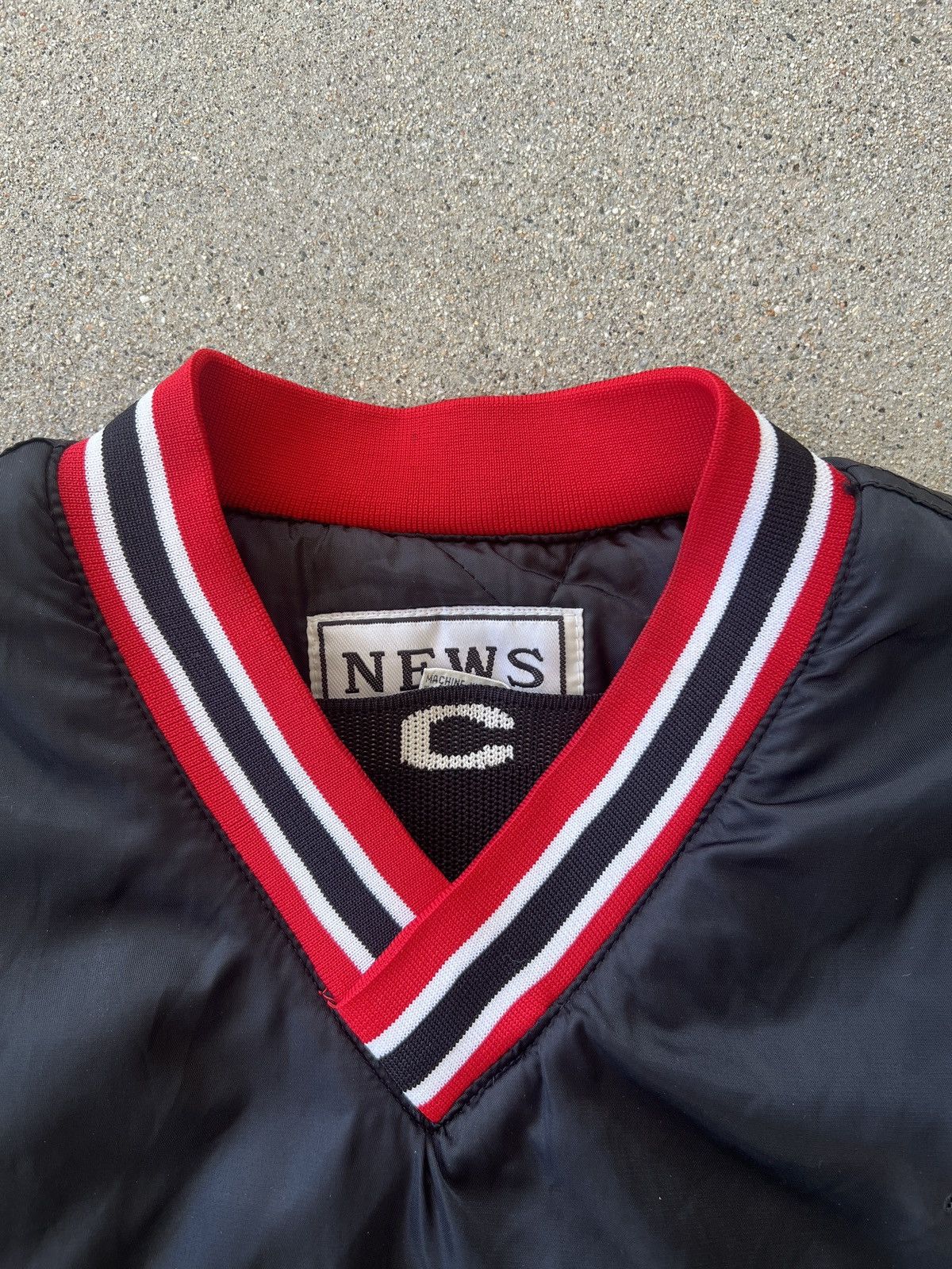 NBA × Vintage Vintage News Chicago Logo Black Puffer V-Neck Jacket Size XL Size US XL / EU 56 / 4 - 4 Thumbnail
