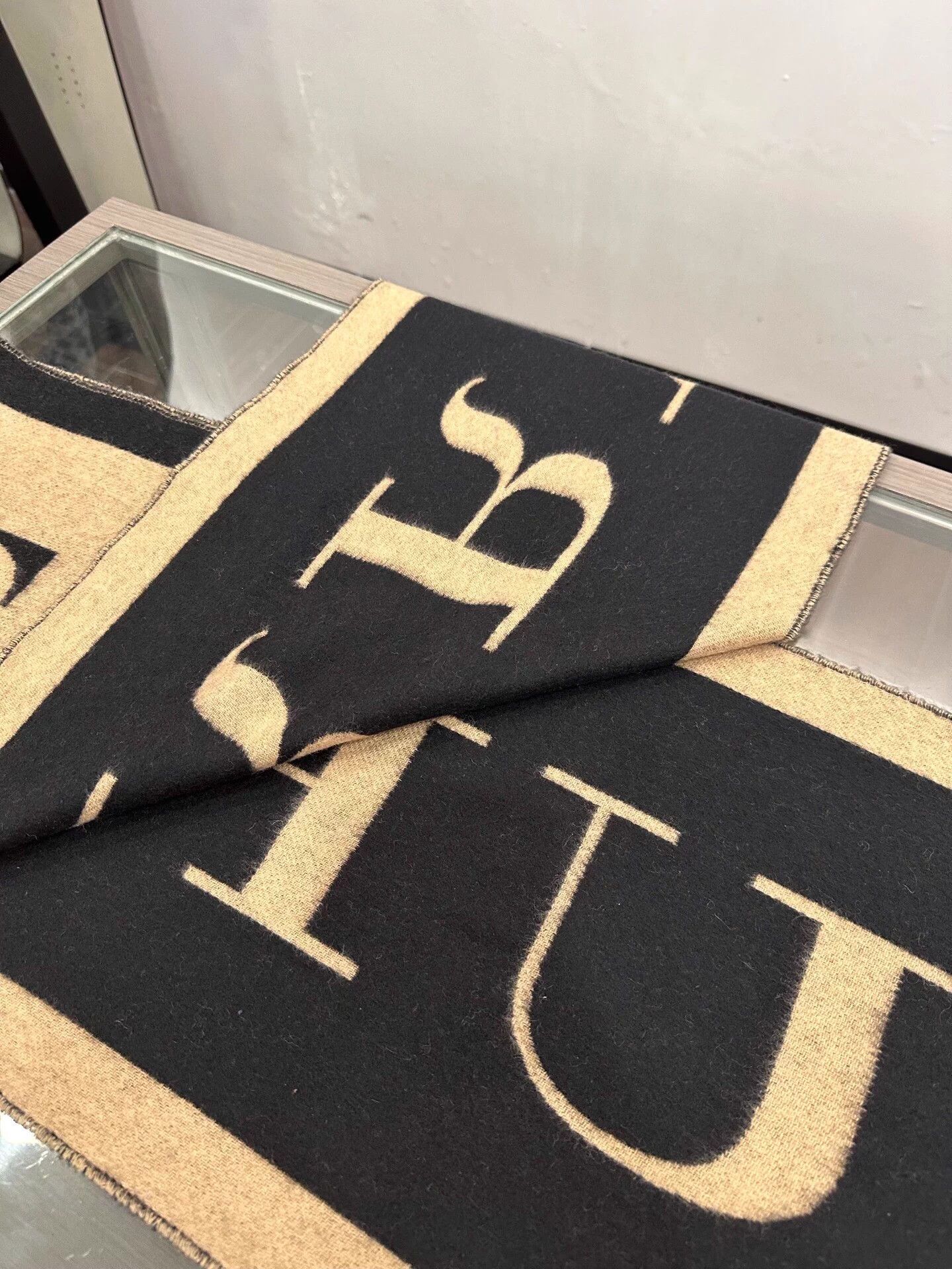 Burberry Burberry brown black L logo 2 tassel cashmere scarf Size ONE SIZE - 5 Thumbnail