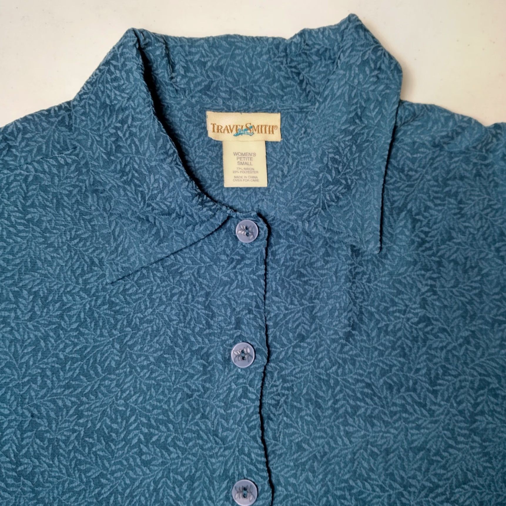 Vintage VINTAGE TravelSmith Blouse Petite Small SP Blue Long Sleeve Textured Leaf Collar Button Size S / US 4 / IT 40 - 7 Thumbnail