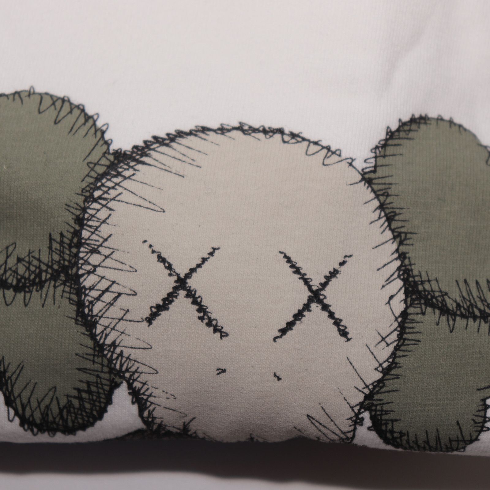 Kaws KAWS x Uniqlo Gone White Tee Size Small US Sizing White Com Size US S / EU 44-46 / 1 - 3 Thumbnail