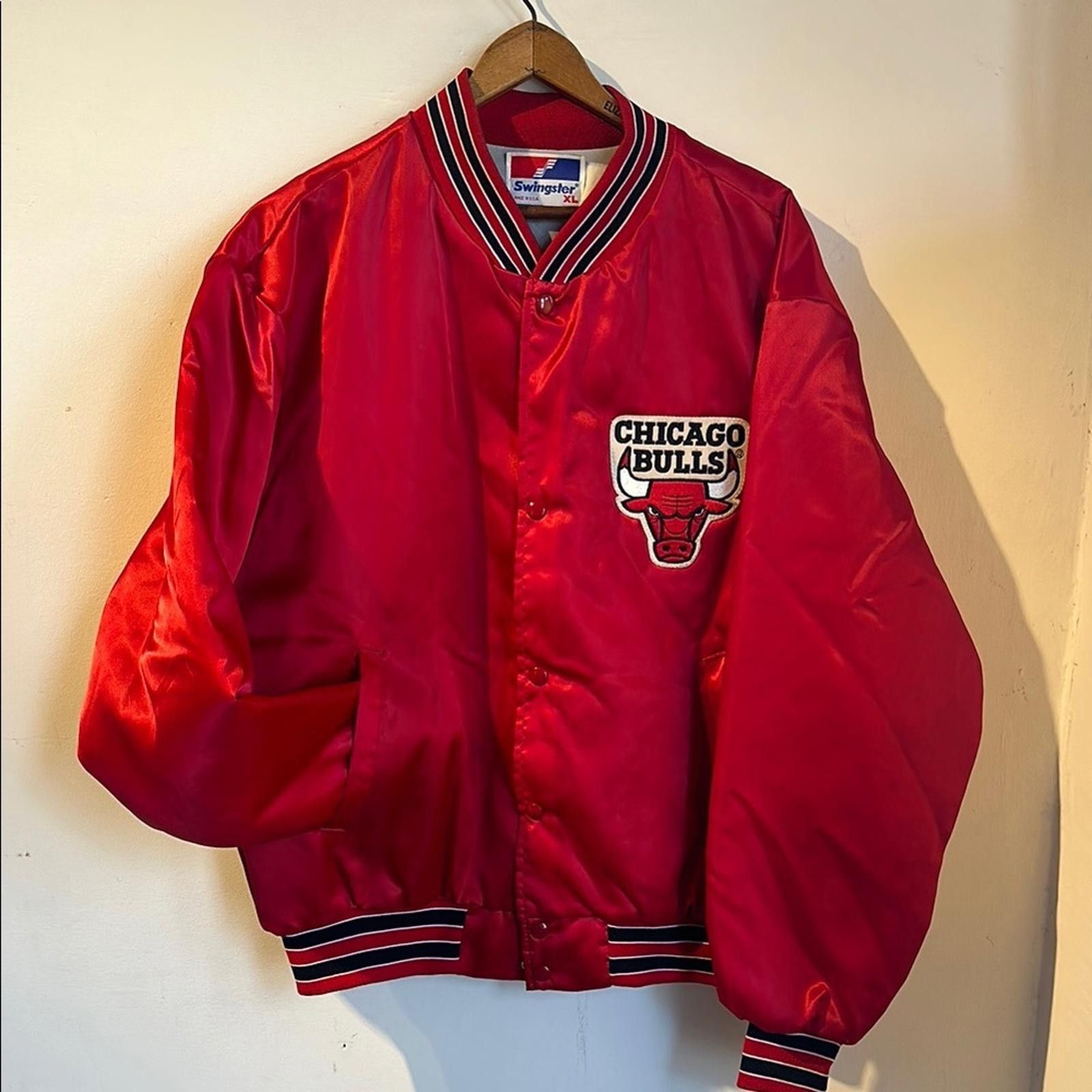 Swingster Vintage Chicago Bulls Red Satin Jacket Size US XL / EU 56 / 4 - 1 Thumbnail