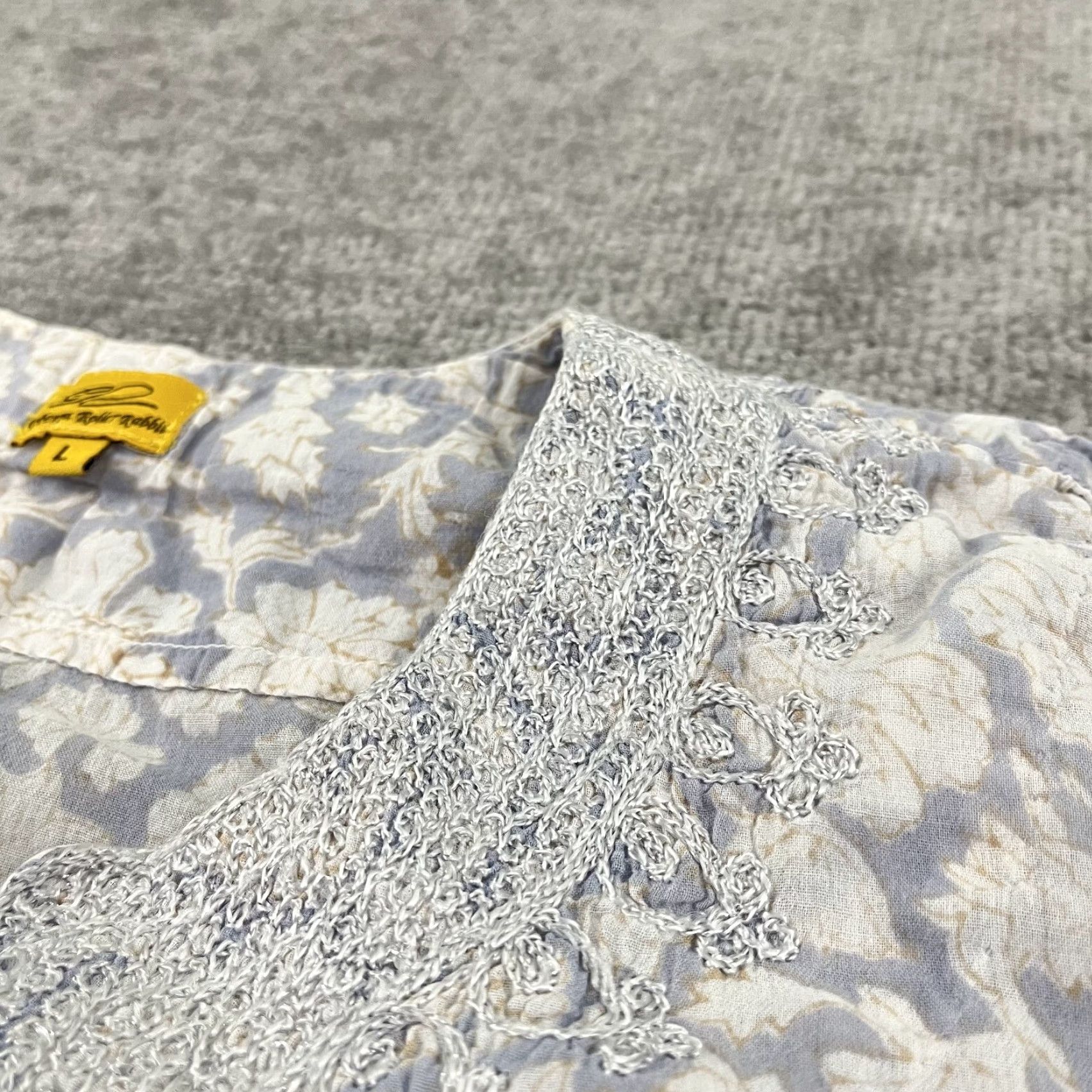 Vintage VINTAGE Roberta Roller Rabbit Blouse Womens Large Floral Lace Tunic Top All Seasons Casual Lightweight Gray Blue Size L / US 10 / IT 46 - 6 Thumbnail