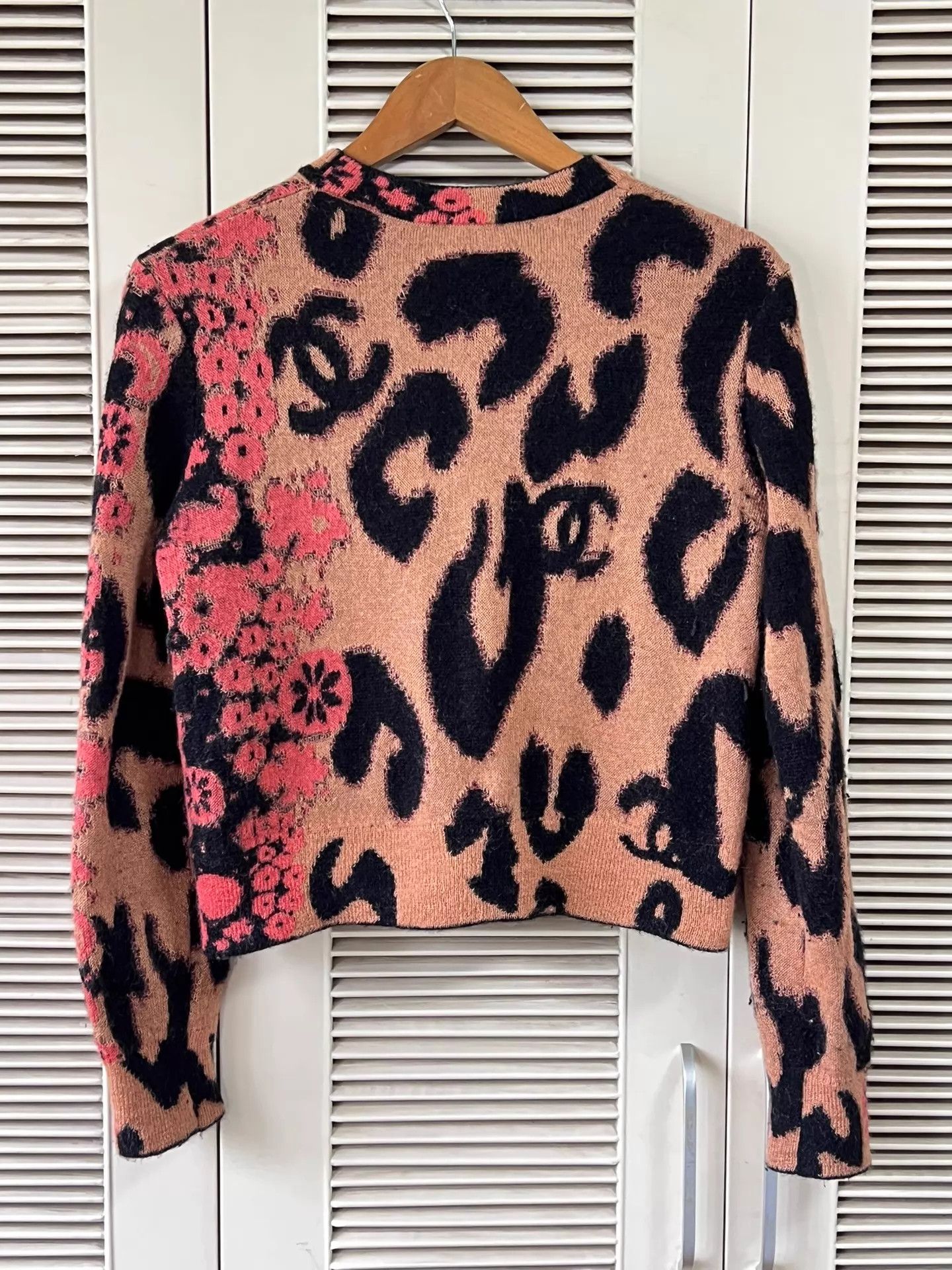 Chanel Chanel Leopard Floral Patchwork Logo Button Knit 38 Size S / US 4 / IT 40 - 2 Thumbnail