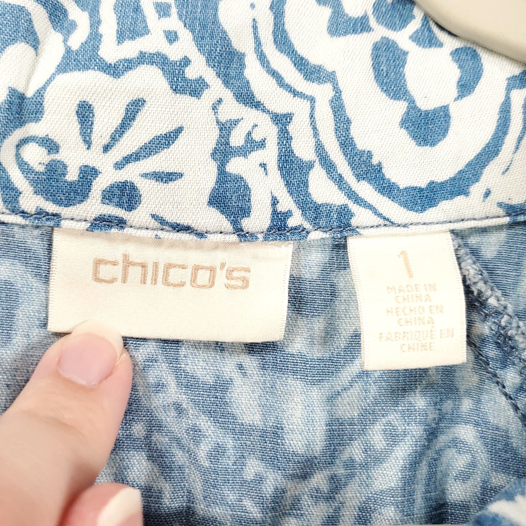 Vintage Chicos Shirt Womens M Blue White Chambray Button-Up Roll Tab Sleeve Shacket Geometric Pockets Vintage No Menus? Size M / US 6-8 / IT 42-44 - 5 Thumbnail