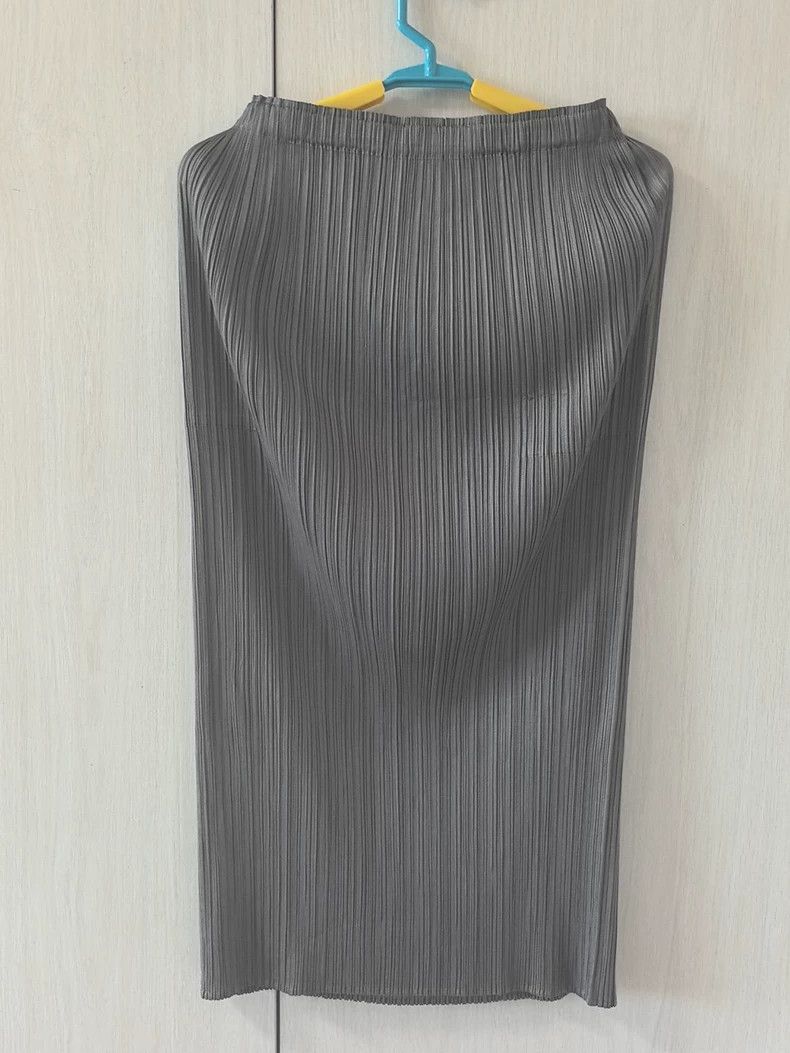 Issey Miyake Issey Miyake size:2 A dark grey pleated skirt Size 22" - 1 Thumbnail