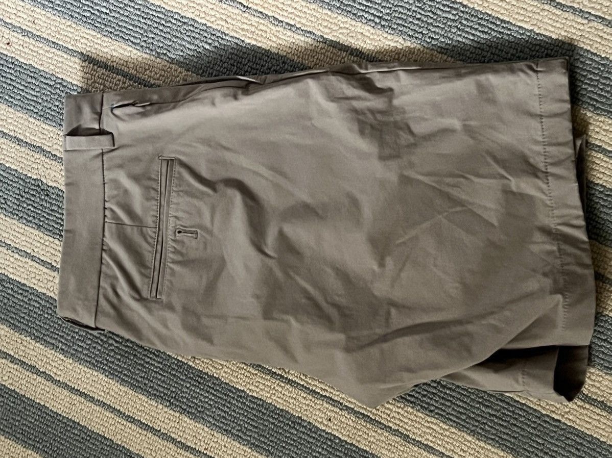 Vineyard Vines Size 30 Shorts, very lightly used. Great for kids. Size US 30 / EU 46 - 3 Thumbnail