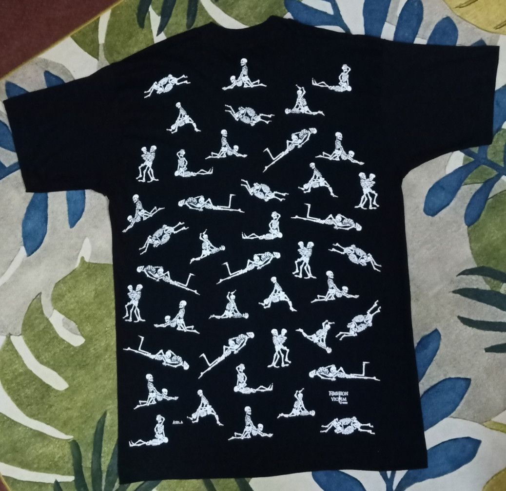 Fashion Victim × basketcase gallery Vintage 90s Fashion Victim Skeleton Sex Positions T-shirt Size US L / EU 52-54 / 3 - 12 Thumbnail
