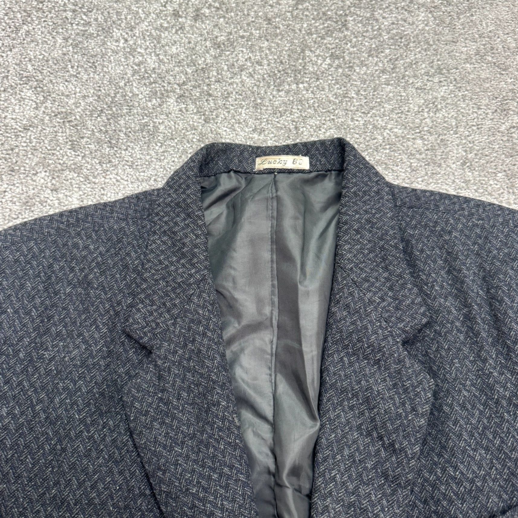 Vintage VINTAGE Lucky 80 Blazer Jacket Mens XL Blue Herringbone Tweed Wool 2 Piece Suit Front Two-Button Notch Lapel Regular Fit Chest 42 Navy Blue Size 46R - 3 Thumbnail