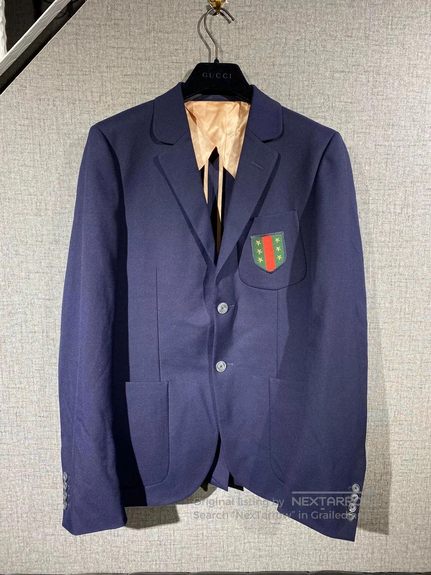 gucci tailored suit in navy blue.