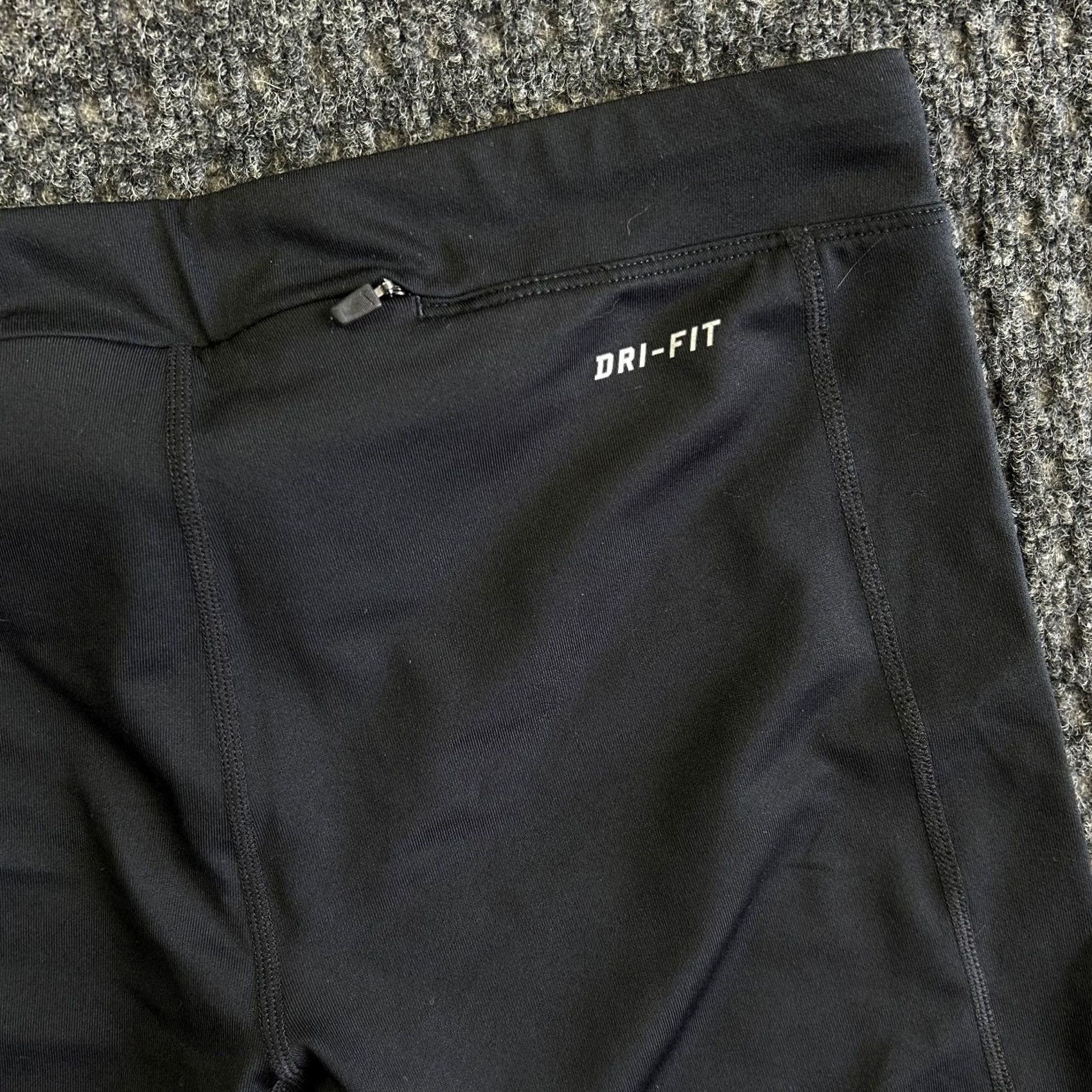 Nike Nike Dri-FIT Essential Running Capri Leggings Crop Black M 645603-010 Women Leggings Cropped Athletic Running Size 32" / US 10 / IT 46 - 4 Thumbnail