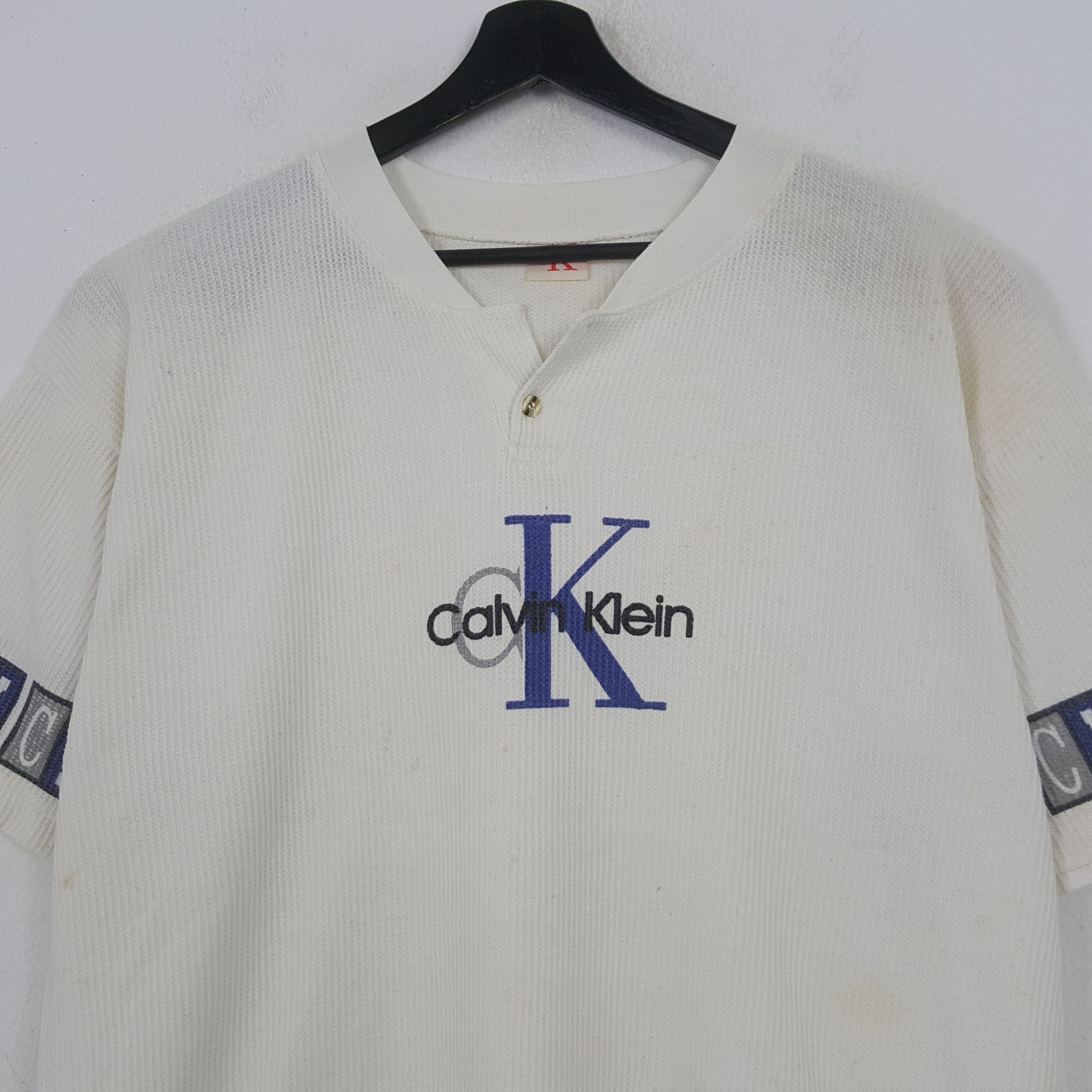 Calvin Klein Calvin Klein Fashion Brand Spellout Logo Design Tshirt RR4 Size US XL / EU 56 / 4 - 2 Thumbnail