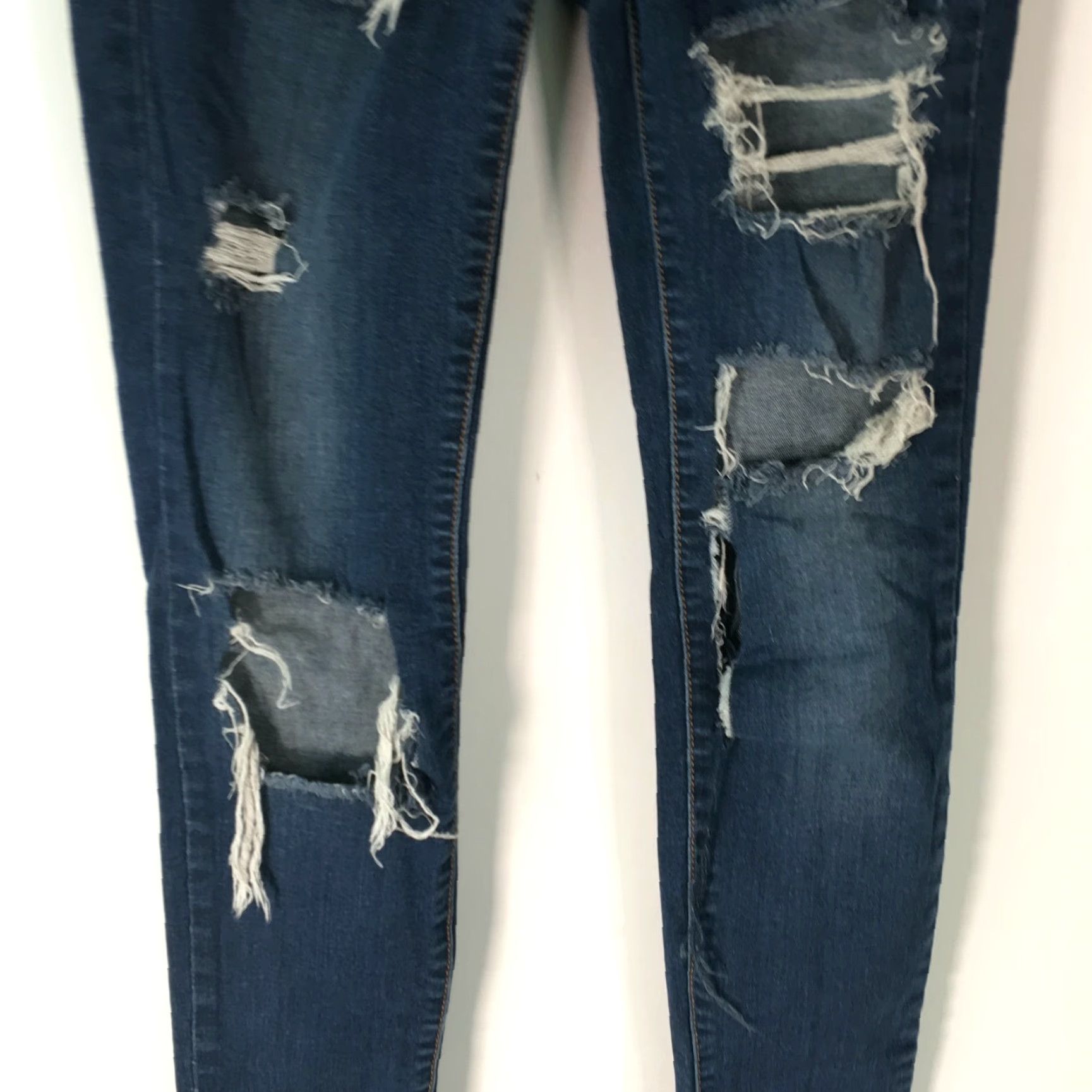 Denime Bullhead Black Jeans Women Skinny 28x30 Size 5 Blue Distressed Denim Button Closure 5-Pocket Womens Size 27" / US 4 / IT 40 - 4 Thumbnail