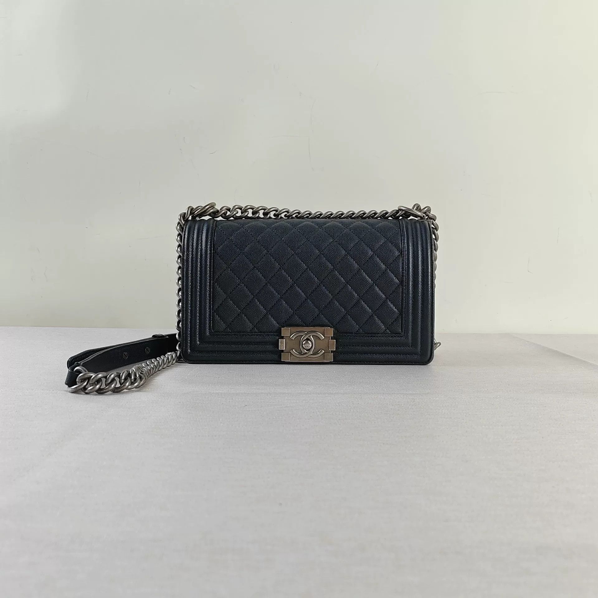 Chanel Pre-loved Bag Very good condition Size ONE SIZE - 1 Thumbnail