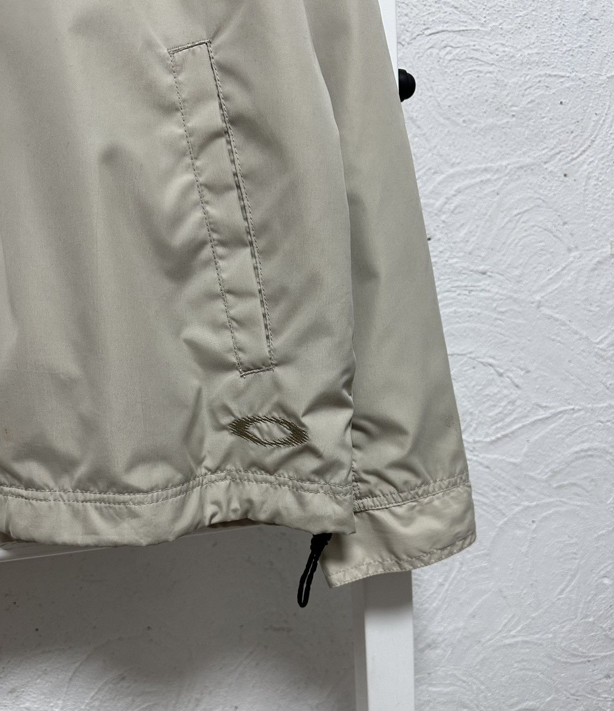 Oakley Vintage Oakley Windbreaker Jacket Size L Y2K Style Size US L / EU 52-54 / 3 - 3 Thumbnail