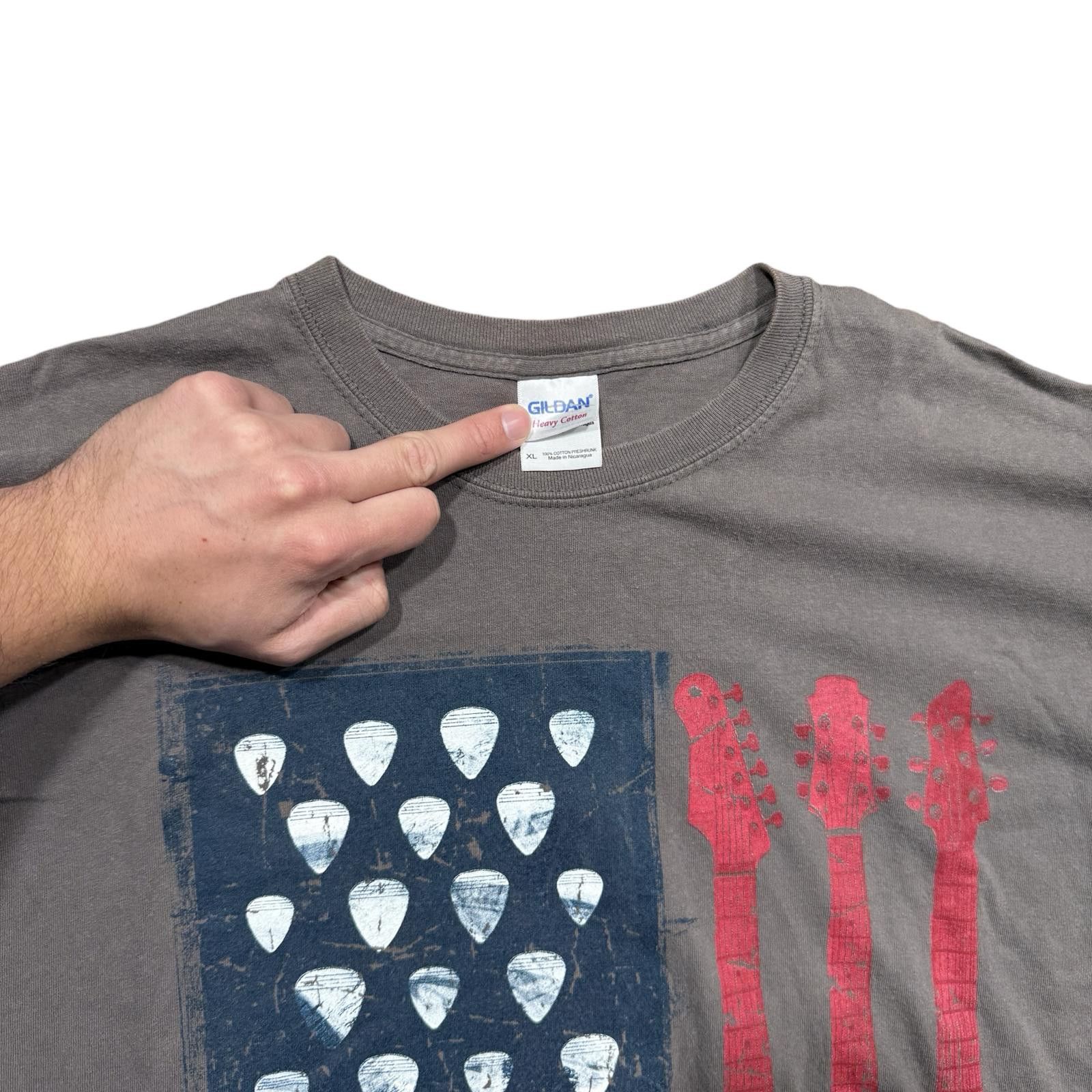 Gildan Rock Flag Electric Guitar Pick Flag Y2K Graphic Tee Size US XL / EU 56 / 4 - 2 Thumbnail
