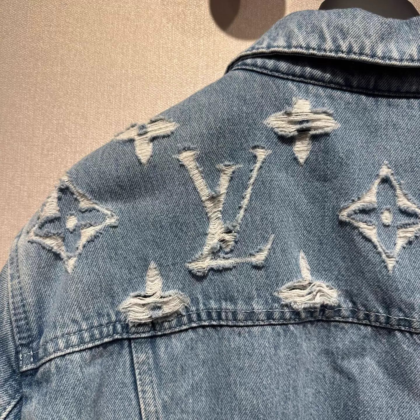 Louis Vuitton LV FW24 Washed Blue Distressed Logo Denim Jkt NWT Size US L / EU 52-54 / 3 - 4 Thumbnail