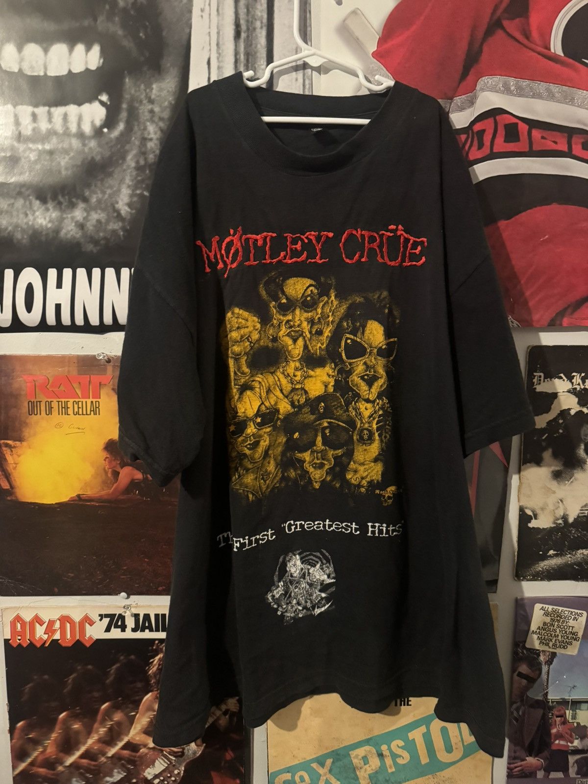 Band Tees VTG Motley Crue “The Greatest First Hits” Tshirt Size US XL / EU 56 / 4 - 1 Thumbnail