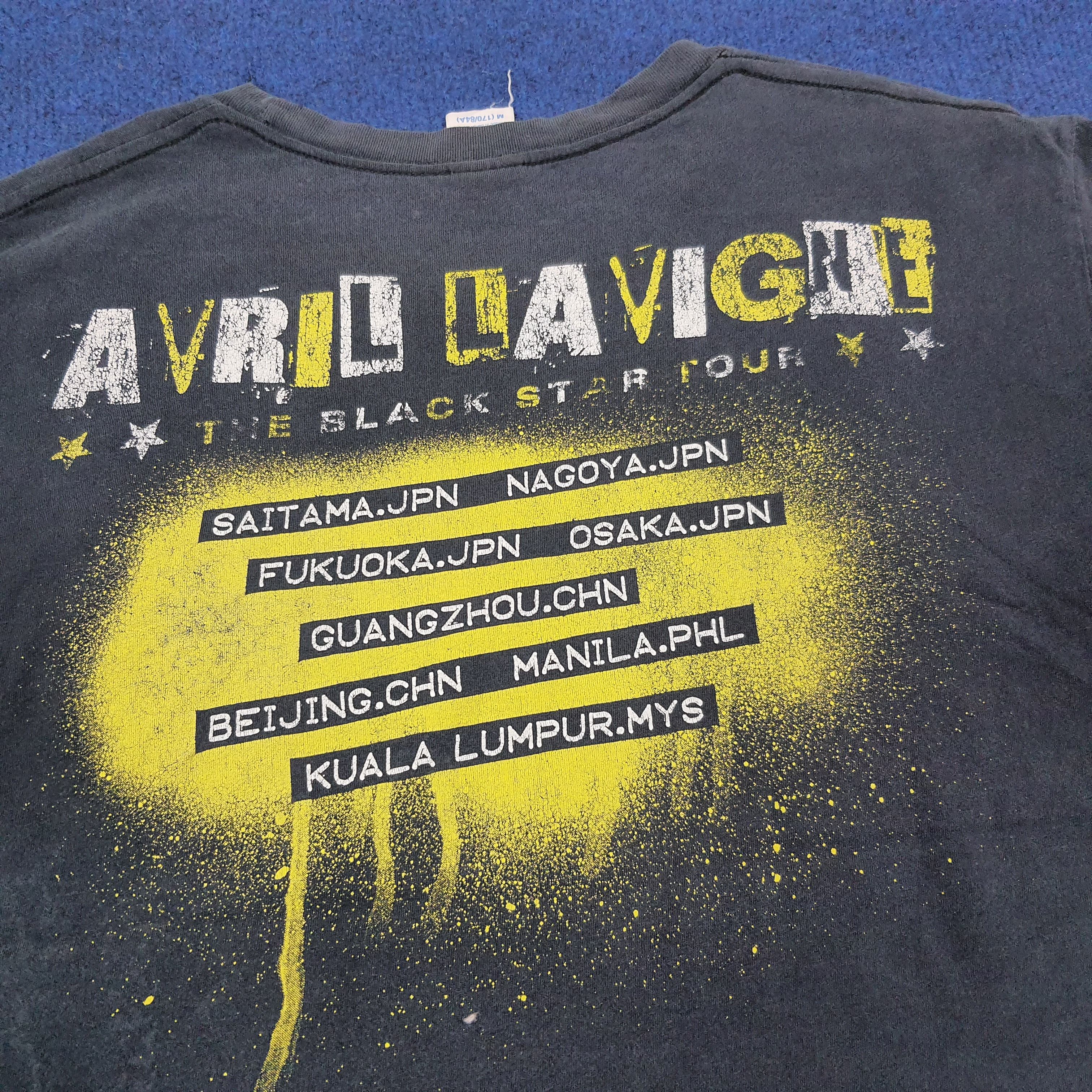 Band Tees Vintage Avril Lavigne The Black Star Tour Tshirt C239N51 Size US M / EU 48-50 / 2 - 4 Thumbnail