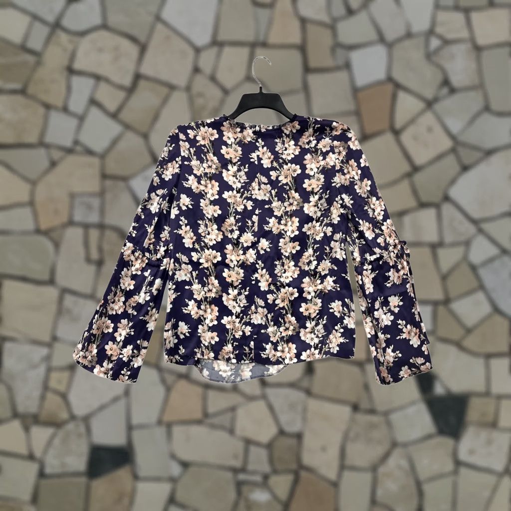 Club Monaco VINTAGE Club Monaco Blouse Floral Navy M Unisex Adults Crew Neck Long Sleeve Polyester Viscose Size M / US 6-8 / IT 42-44 - 1 Thumbnail