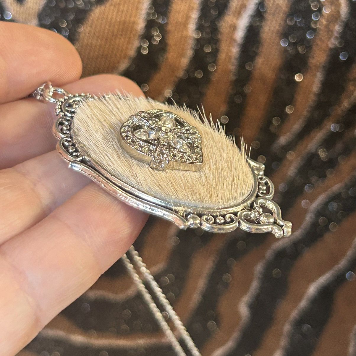 Handmade Handcrafted cowhide vintage gem cameo pendant necklace Size ONE SIZE - 6 Thumbnail
