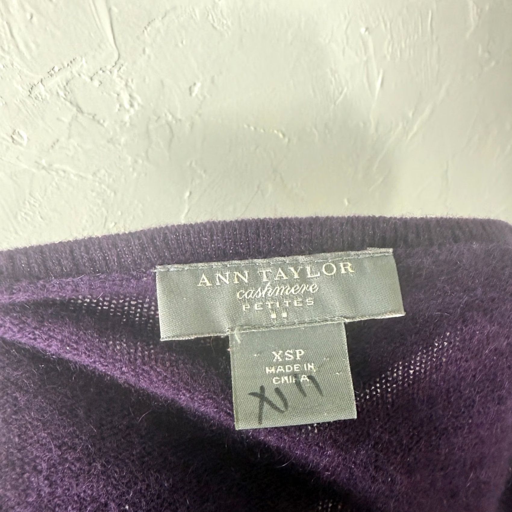 Ann Taylor Ann Taylor Women's Sweater Purple L/S V-Neck Cashmere XSP Petite Pullover Size XS / US 0-2 / IT 36-38 - 5 Thumbnail