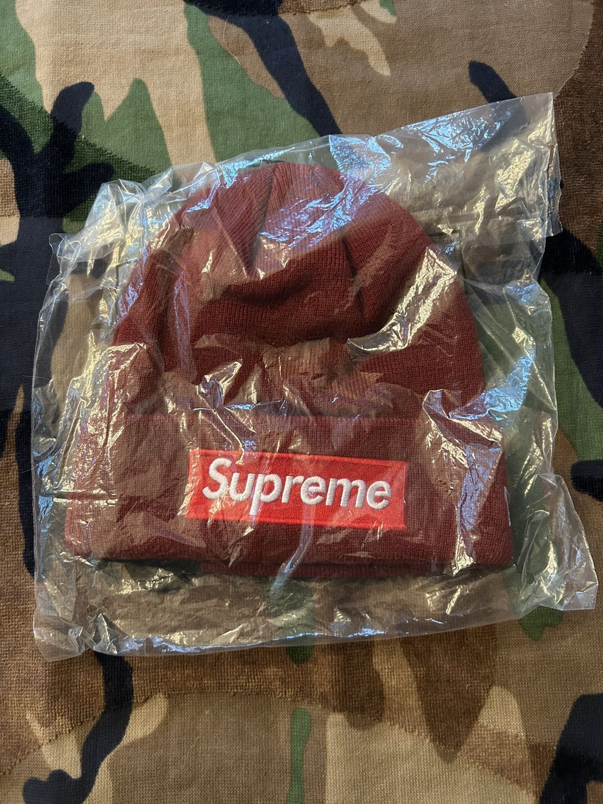 New Era × Supreme Supreme New Era Box Logo Beanie Cardinal FW22 Size ONE SIZE - 3 Thumbnail