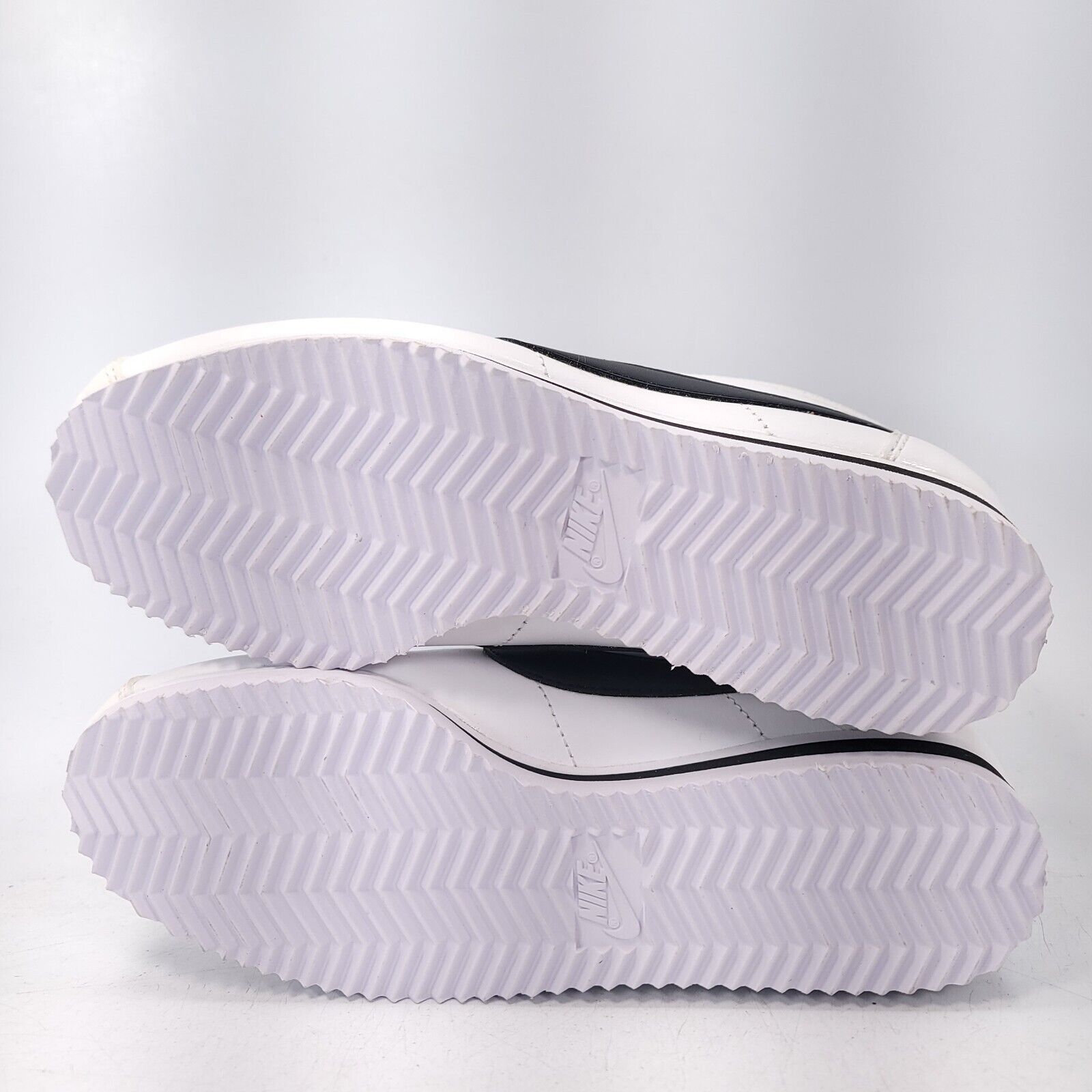 Nike Nike Classic Cortez Shoe Women Size 5 807471-101 White Black Size US 5 / IT 35 - 6 Thumbnail