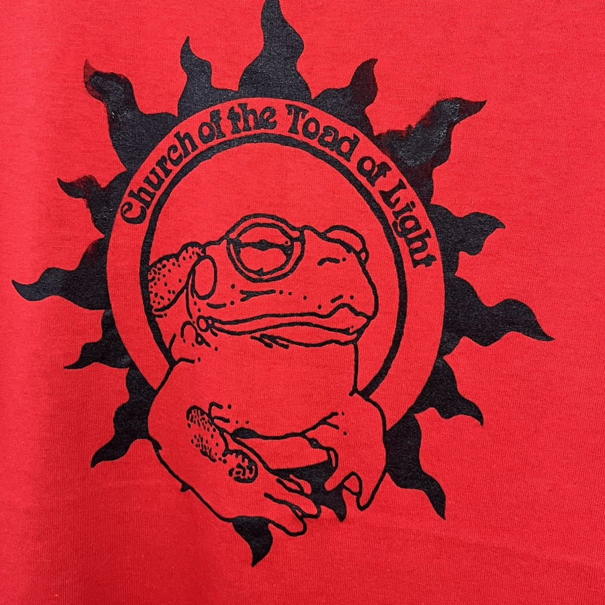Grand T-shirt Vintage Rouge - Bufo Alvarius "L'église Du Crapaud De Lumière" - Taille L