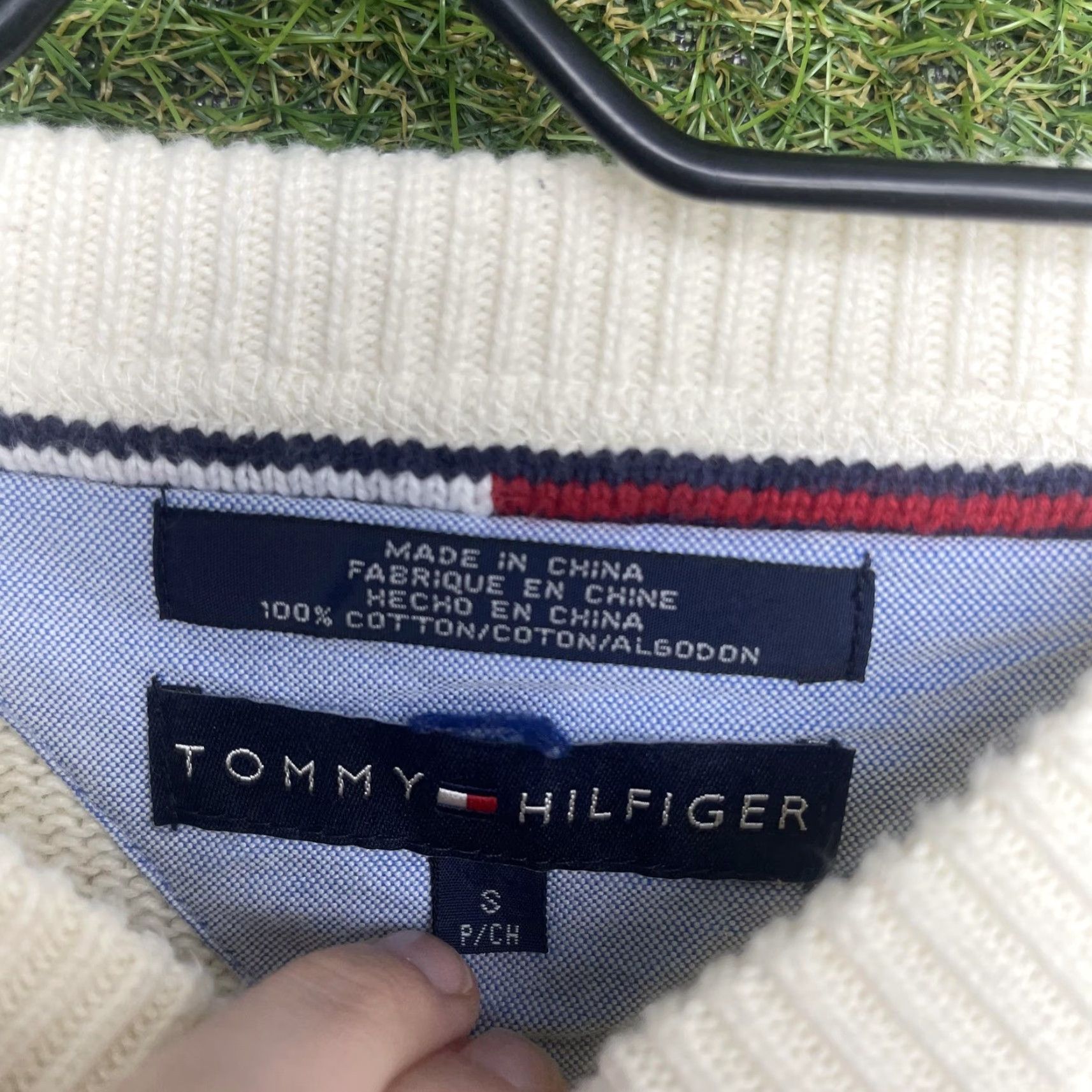 Tommy Hilfiger VINTAGE Tommy Hilfiger Sweater Mens S White Flag Logo Knit Pullover Crewneck Graphic Size US S / EU 44-46 / 1 - 7 Thumbnail
