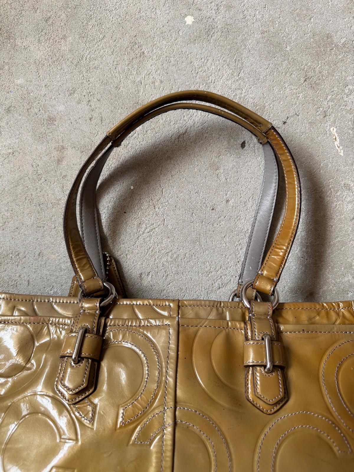 Coach Coach Signature Embossed Patent Shoulder Bag Khaki Size ONE SIZE - 8 Thumbnail