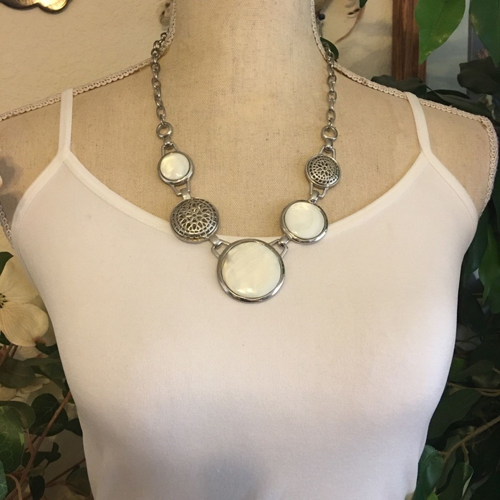 Jewelry White shell & filigree disc silver tone necklace Size ONE SIZE - 3 Thumbnail