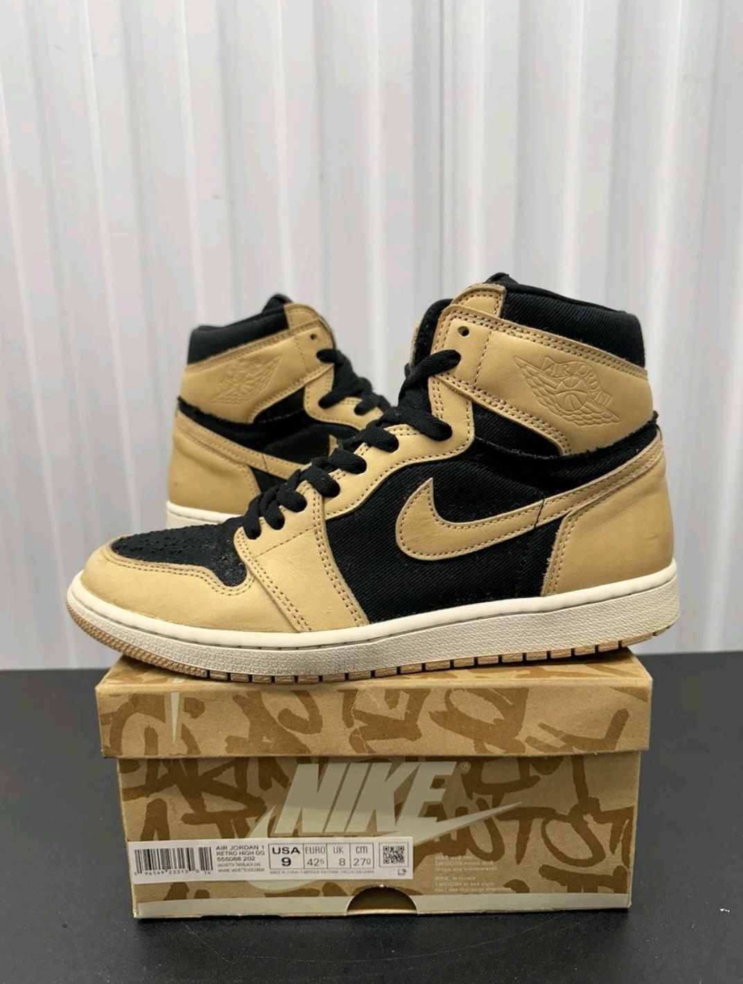 Jordan Brand Nike Air Jordan Retro 1 High OG Heirloom Size 9 Men Size US 9 / EU 42 - 1 Thumbnail