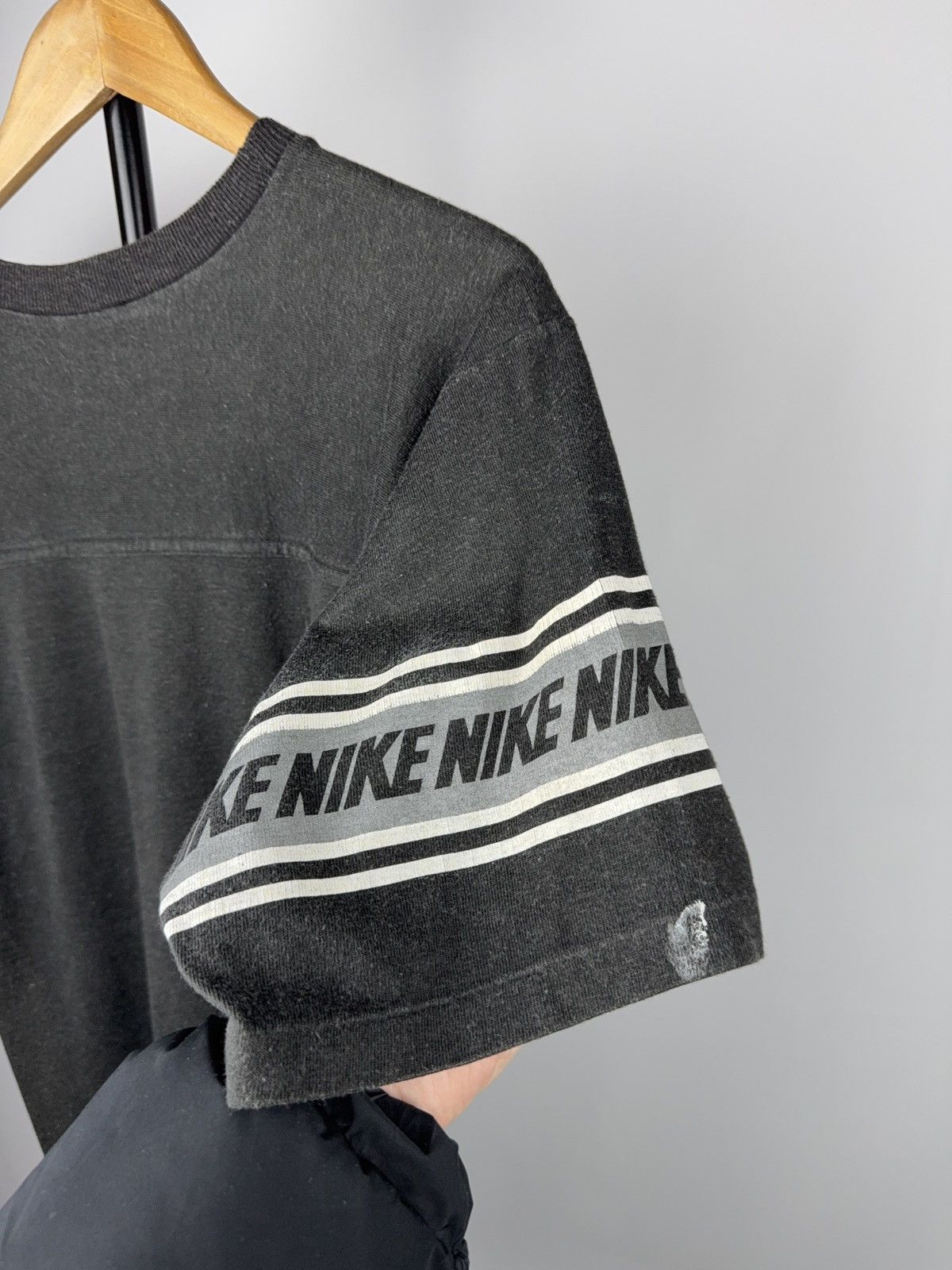 Nike Vntg 90s Nike Sleeve Logo T-Shirt Single Stitch Faded Black Size US M / EU 48-50 / 2 - 16 Thumbnail